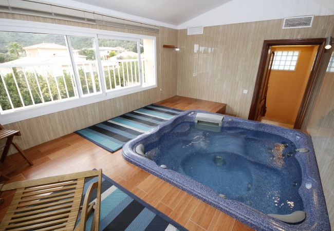 Villa with pool for 8 people in Sa Pobla, Mallorca. Villa with views to the mountain, garden and pool for 8 people in Sa Pobla, Mallorca. 4 bedrooms, perfect for families.
