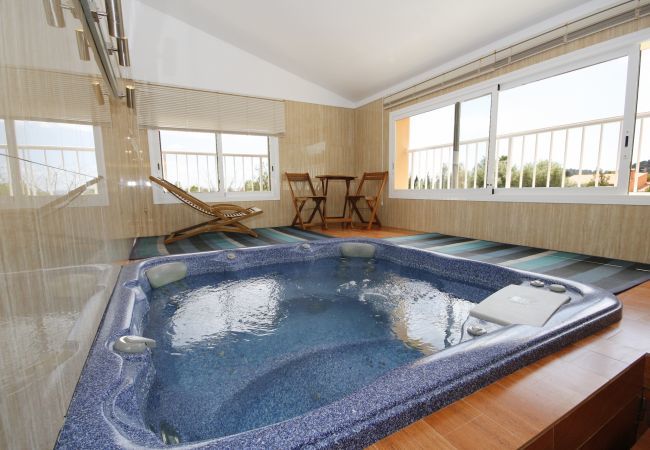 Villa with pool for 8 people in Sa Pobla, Mallorca. Villa with views to the mountain, garden and pool for 8 people in Sa Pobla, Mallorca. 4 bedrooms, perfect for families.