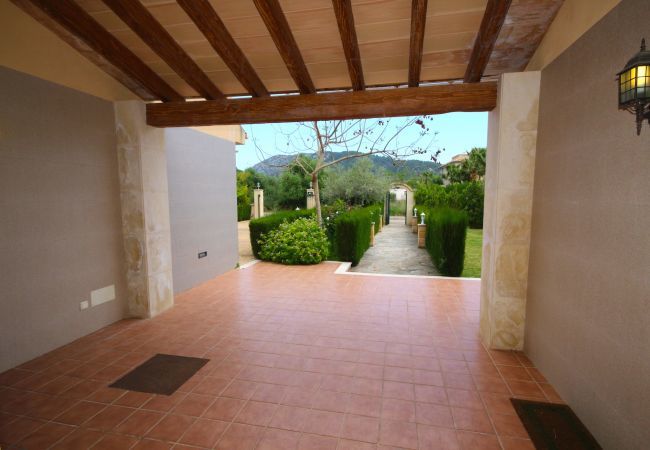 Villa with pool for 8 people in Sa Pobla, Mallorca. Villa with views to the mountain, garden and pool for 8 people in Sa Pobla, Mallorca. 4 bedrooms, perfect for families.