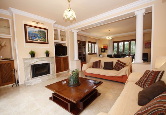 Villa with pool for 8 people in Sa Pobla, Mallorca. Villa with views to the mountain, garden and pool for 8 people in Sa Pobla, Mallorca. 4 bedrooms, perfect for families.