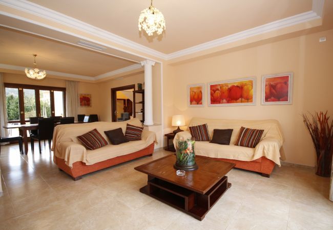 Villa with pool for 8 people in Sa Pobla, Mallorca. Villa with views to the mountain, garden and pool for 8 people in Sa Pobla, Mallorca. 4 bedrooms, perfect for families.