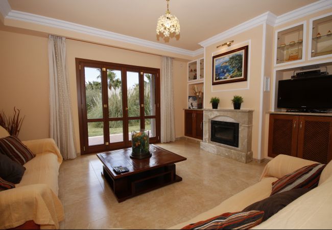Villa with pool for 8 people in Sa Pobla, Mallorca. Villa with views to the mountain, garden and pool for 8 people in Sa Pobla, Mallorca. 4 bedrooms, perfect for families.