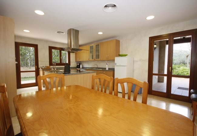 Villa with pool for 8 people in Sa Pobla, Mallorca. Villa with views to the mountain, garden and pool for 8 people in Sa Pobla, Mallorca. 4 bedrooms, perfect for families.