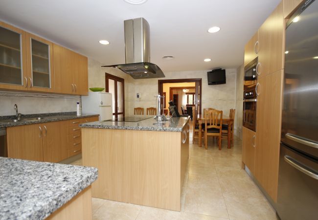 Villa with pool for 8 people in Sa Pobla, Mallorca. Villa with views to the mountain, garden and pool for 8 people in Sa Pobla, Mallorca. 4 bedrooms, perfect for families.