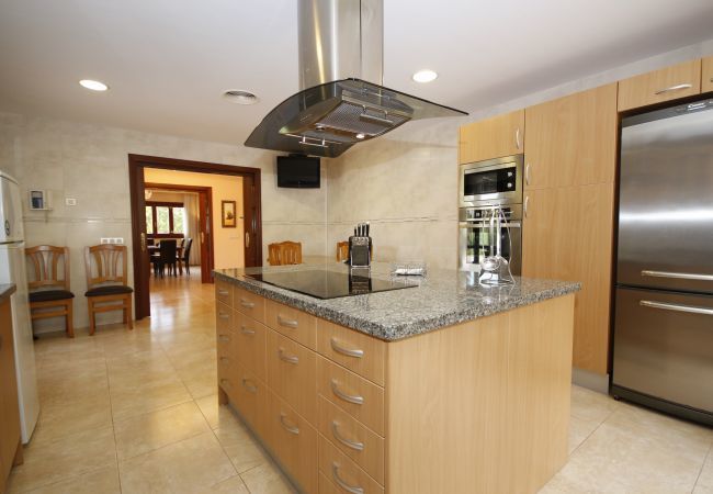 Villa with pool for 8 people in Sa Pobla, Mallorca. Villa with views to the mountain, garden and pool for 8 people in Sa Pobla, Mallorca. 4 bedrooms, perfect for families.