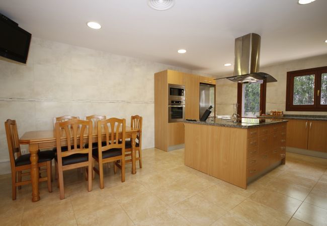 Villa with pool for 8 people in Sa Pobla, Mallorca. Villa with views to the mountain, garden and pool for 8 people in Sa Pobla, Mallorca. 4 bedrooms, perfect for families.