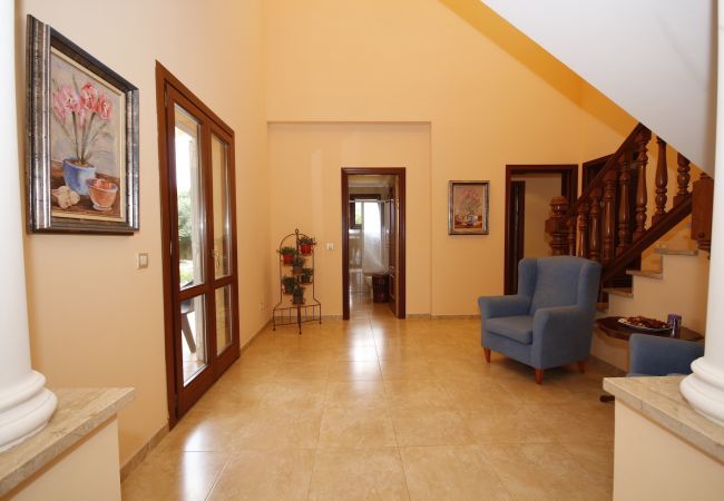 Villa with pool for 8 people in Sa Pobla, Mallorca. Villa with views to the mountain, garden and pool for 8 people in Sa Pobla, Mallorca. 4 bedrooms, perfect for families.