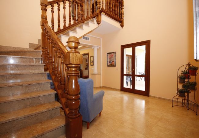 Villa with pool for 8 people in Sa Pobla, Mallorca. Villa with views to the mountain, garden and pool for 8 people in Sa Pobla, Mallorca. 4 bedrooms, perfect for families.