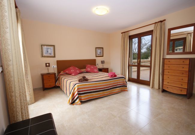 Villa with pool for 8 people in Sa Pobla, Mallorca. Villa with views to the mountain, garden and pool for 8 people in Sa Pobla, Mallorca. 4 bedrooms, perfect for families.