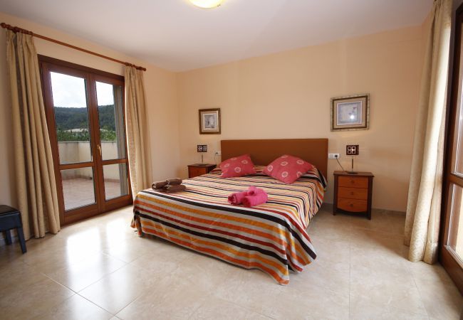 Villa with pool for 8 people in Sa Pobla, Mallorca. Villa with views to the mountain, garden and pool for 8 people in Sa Pobla, Mallorca. 4 bedrooms, perfect for families.