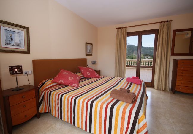 Villa with pool for 8 people in Sa Pobla, Mallorca. Villa with views to the mountain, garden and pool for 8 people in Sa Pobla, Mallorca. 4 bedrooms, perfect for families.
