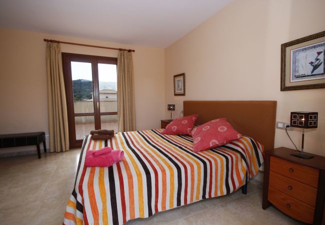 Villa with pool for 8 people in Sa Pobla, Mallorca. Villa with views to the mountain, garden and pool for 8 people in Sa Pobla, Mallorca. 4 bedrooms, perfect for families.