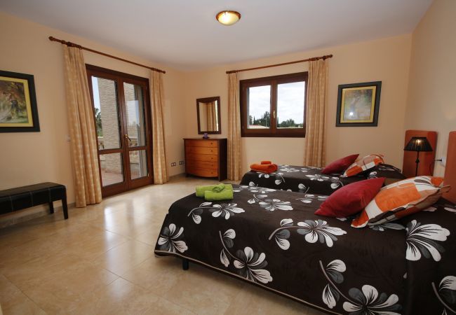 Villa with pool for 8 people in Sa Pobla, Mallorca. Villa with views to the mountain, garden and pool for 8 people in Sa Pobla, Mallorca. 4 bedrooms, perfect for families.