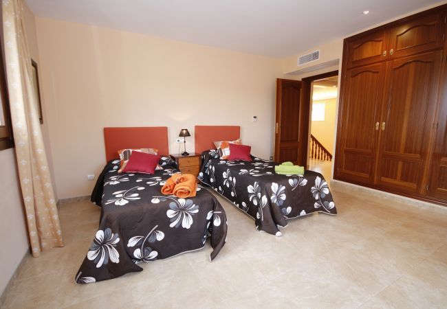 Villa with pool for 8 people in Sa Pobla, Mallorca. Villa with views to the mountain, garden and pool for 8 people in Sa Pobla, Mallorca. 4 bedrooms, perfect for families.