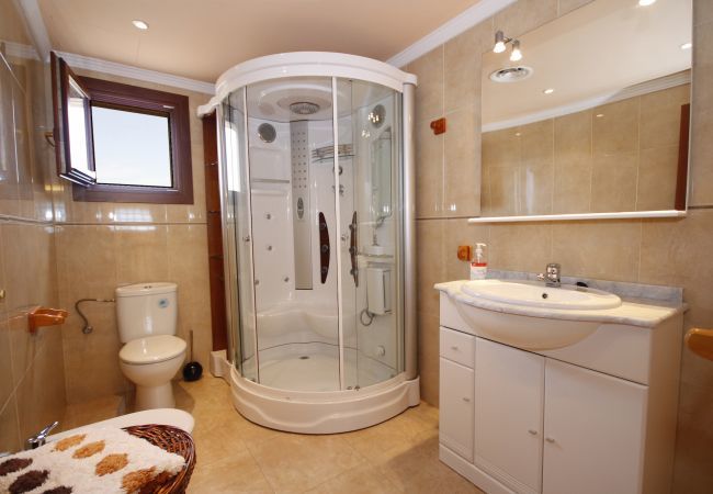 Villa with pool for 8 people in Sa Pobla, Mallorca. Villa with views to the mountain, garden and pool for 8 people in Sa Pobla, Mallorca. 4 bedrooms, perfect for families.