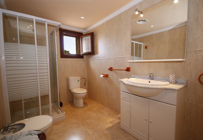 Villa with pool for 8 people in Sa Pobla, Mallorca. Villa with views to the mountain, garden and pool for 8 people in Sa Pobla, Mallorca. 4 bedrooms, perfect for families.
