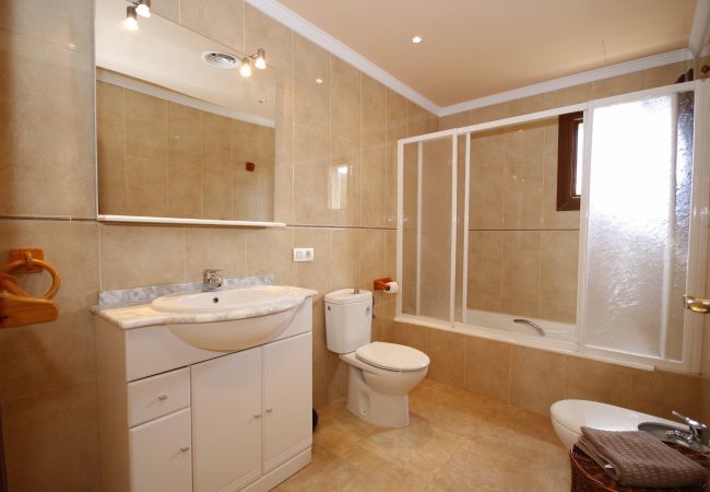 Villa with pool for 8 people in Sa Pobla, Mallorca. Villa with views to the mountain, garden and pool for 8 people in Sa Pobla, Mallorca. 4 bedrooms, perfect for families.
