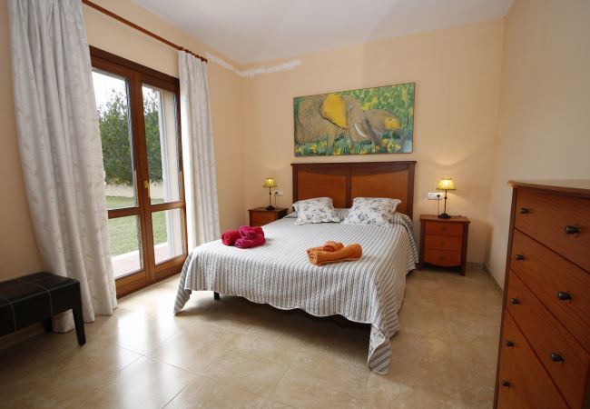 Villa with pool for 8 people in Sa Pobla, Mallorca. Villa with views to the mountain, garden and pool for 8 people in Sa Pobla, Mallorca. 4 bedrooms, perfect for families.