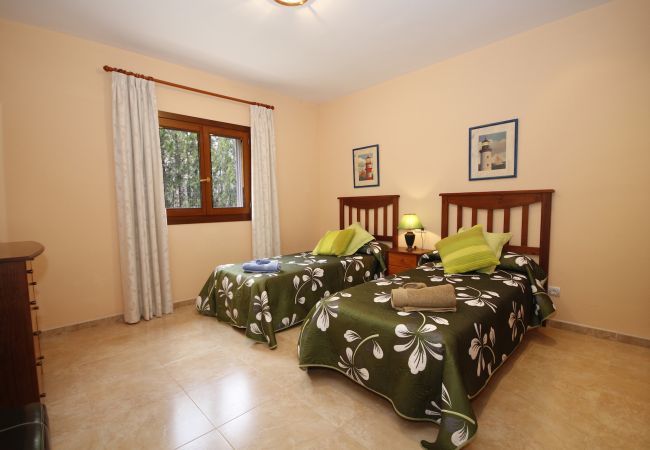 Villa with pool for 8 people in Sa Pobla, Mallorca. Villa with views to the mountain, garden and pool for 8 people in Sa Pobla, Mallorca. 4 bedrooms, perfect for families.