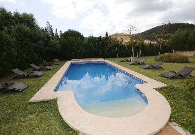 Villa with pool for 8 people in Sa Pobla, Mallorca. Villa with views to the mountain, garden and pool for 8 people in Sa Pobla, Mallorca. 4 bedrooms, perfect for families.
