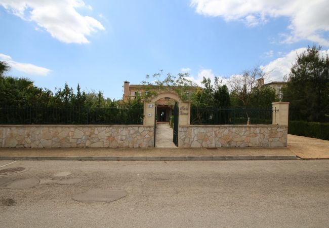 Villa with pool for 8 people in Sa Pobla, Mallorca. Villa with views to the mountain, garden and pool for 8 people in Sa Pobla, Mallorca. 4 bedrooms, perfect for families.