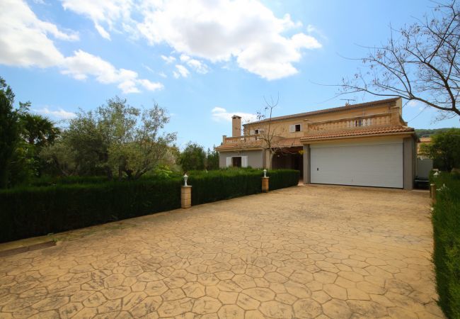 Villa with pool for 8 people in Sa Pobla, Mallorca. Villa with views to the mountain, garden and pool for 8 people in Sa Pobla, Mallorca. 4 bedrooms, perfect for families.