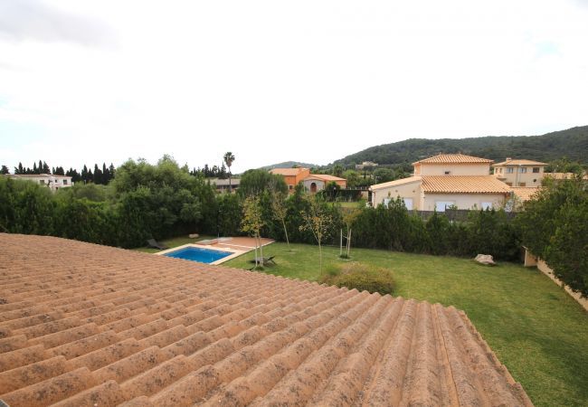 Villa with pool for 8 people in Sa Pobla, Mallorca. Villa with views to the mountain, garden and pool for 8 people in Sa Pobla, Mallorca. 4 bedrooms, perfect for families.