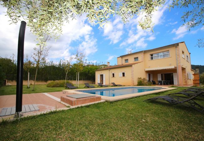 Villa with pool for 8 people in Sa Pobla, Mallorca. Villa with views to the mountain, garden and pool for 8 people in Sa Pobla, Mallorca. 4 bedrooms, perfect for families.