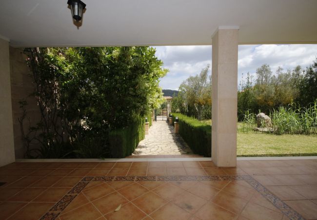 Villa with pool for 8 people in Sa Pobla, Mallorca. Villa with views to the mountain, garden and pool for 8 people in Sa Pobla, Mallorca. 4 bedrooms, perfect for families.