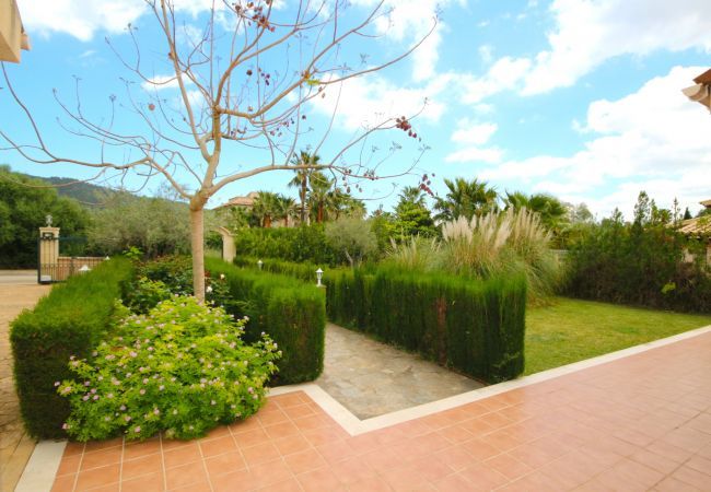 Villa with pool for 8 people in Sa Pobla, Mallorca. Villa with views to the mountain, garden and pool for 8 people in Sa Pobla, Mallorca. 4 bedrooms, perfect for families.