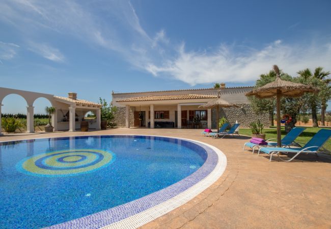 Villa with pool for 8 people in Sa Pobla, Mallorca. 3 double bedrooms, 2 bathrooms, large private pool, nice barbecue area, children's playground, free wifi-high-speed internet