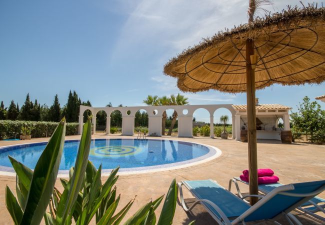 Villa with pool for 8 people in Sa Pobla, Mallorca. 3 double bedrooms, 2 bathrooms, large private pool, nice barbecue area, children's playground, free wifi-high-speed internet