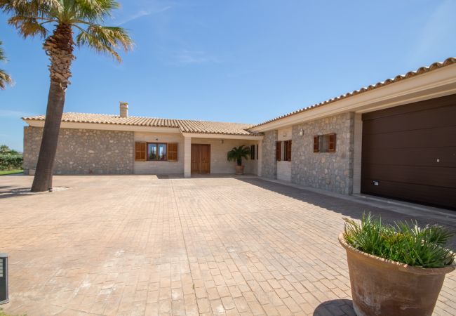 Villa with pool for 8 people in Sa Pobla, Mallorca. 3 double bedrooms, 2 bathrooms, large private pool, nice barbecue area, children's playground, free wifi-high-speed internet