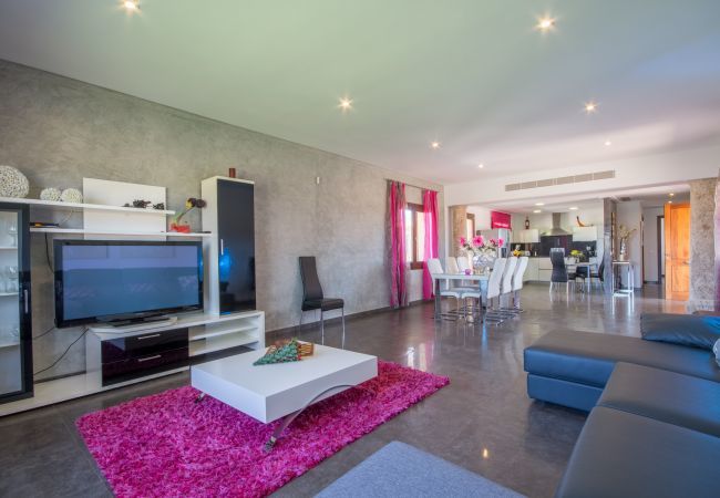 Villa with pool for 8 people in Sa Pobla, Mallorca. 3 double bedrooms, 2 bathrooms, large private pool, nice barbecue area, children's playground, free wifi-high-speed internet