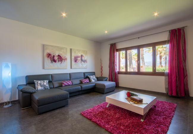 Villa with pool for 8 people in Sa Pobla, Mallorca. 3 double bedrooms, 2 bathrooms, large private pool, nice barbecue area, children's playground, free wifi-high-speed internet