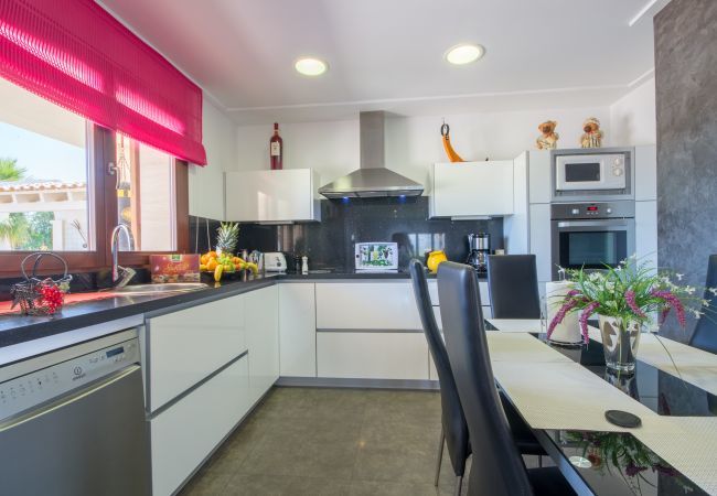 Villa with pool for 8 people in Sa Pobla, Mallorca. 3 double bedrooms, 2 bathrooms, large private pool, nice barbecue area, children's playground, free wifi-high-speed internet