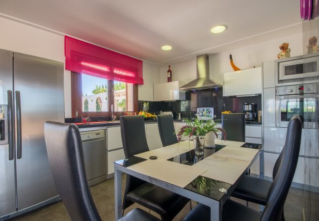 Villa with pool for 8 people in Sa Pobla, Mallorca. 3 double bedrooms, 2 bathrooms, large private pool, nice barbecue area, children's playground, free wifi-high-speed internet