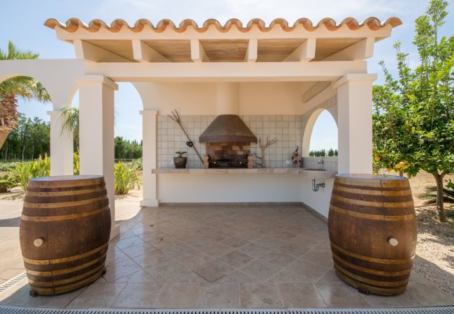 Villa with pool for 8 people in Sa Pobla, Mallorca. 3 double bedrooms, 2 bathrooms, large private pool, nice barbecue area, children's playground, free wifi-high-speed internet