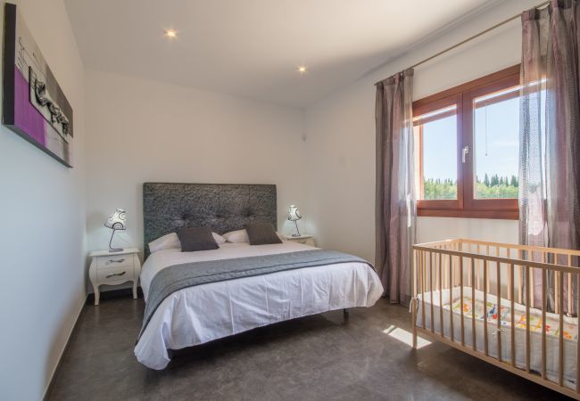 Villa with pool for 8 people in Sa Pobla, Mallorca. 3 double bedrooms, 2 bathrooms, large private pool, nice barbecue area, children's playground, free wifi-high-speed internet