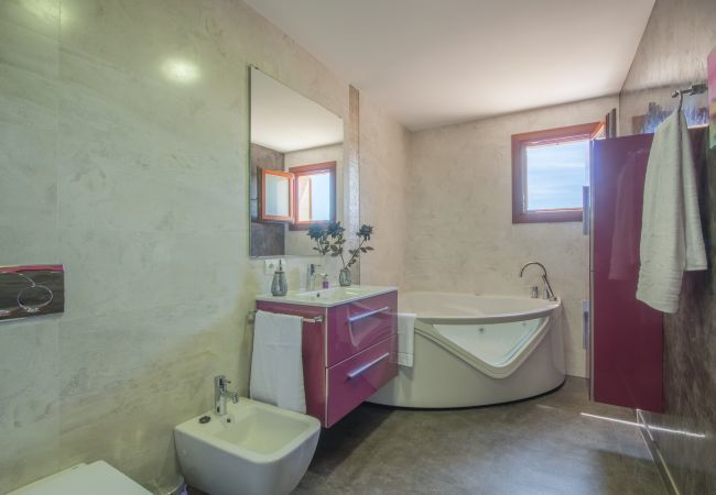 Villa with pool for 8 people in Sa Pobla, Mallorca. 3 double bedrooms, 2 bathrooms, large private pool, nice barbecue area, children's playground, free wifi-high-speed internet