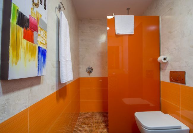 Villa with pool for 8 people in Sa Pobla, Mallorca. 3 dormitorios dobles, 2 baños, gran piscina privada, zona de barbacoa, parque infantil, Internet wifi de alta velocidad