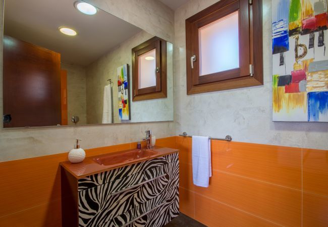 Villa with pool for 8 people in Sa Pobla, Mallorca. 3 double bedrooms, 2 bathrooms, large private pool, nice barbecue area, children's playground, free wifi-high-speed internet