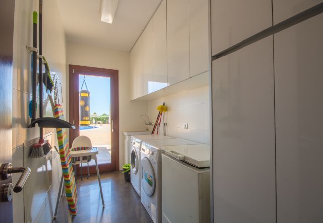 Villa with pool for 8 people in Sa Pobla, Mallorca. 3 double bedrooms, 2 bathrooms, large private pool, nice barbecue area, children's playground, free wifi-high-speed internet