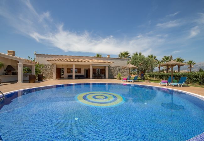 Villa with pool for 8 people in Sa Pobla, Mallorca. 3 double bedrooms, 2 bathrooms, large private pool, nice barbecue area, children's playground, free wifi-high-speed internet