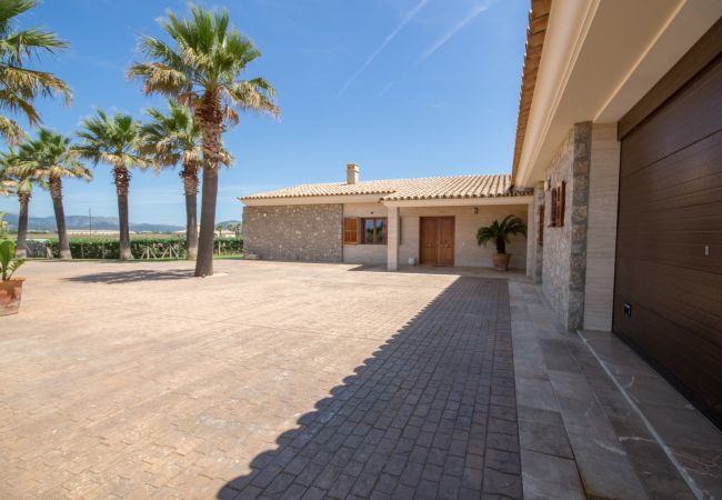 Villa with pool for 8 people in Sa Pobla, Mallorca. 3 double bedrooms, 2 bathrooms, large private pool, nice barbecue area, children's playground, free wifi-high-speed internet