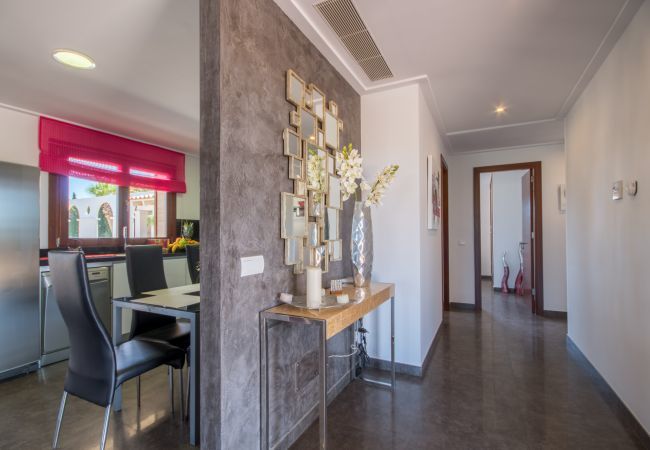 Villa with pool for 8 people in Sa Pobla, Mallorca. 3 double bedrooms, 2 bathrooms, large private pool, nice barbecue area, children's playground, free wifi-high-speed internet