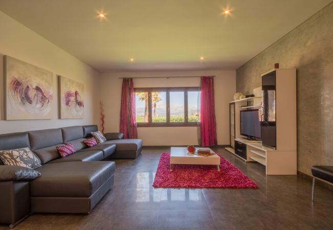 Villa with pool for 8 people in Sa Pobla, Mallorca. 3 double bedrooms, 2 bathrooms, large private pool, nice barbecue area, children's playground, free wifi-high-speed internet