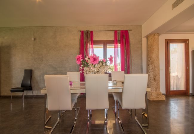 Villa with pool for 8 people in Sa Pobla, Mallorca. 3 double bedrooms, 2 bathrooms, large private pool, nice barbecue area, children's playground, free wifi-high-speed internet