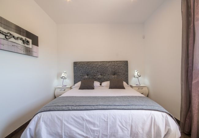 Villa with pool for 8 people in Sa Pobla, Mallorca. 3 double bedrooms, 2 bathrooms, large private pool, nice barbecue area, children's playground, free wifi-high-speed internet