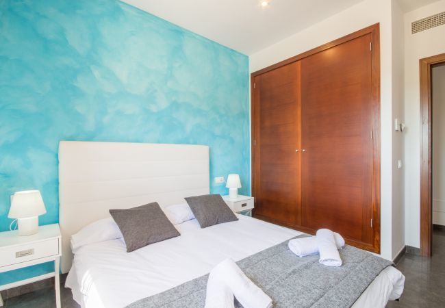 Villa with pool for 8 people in Sa Pobla, Mallorca. 3 double bedrooms, 2 bathrooms, large private pool, nice barbecue area, children's playground, free wifi-high-speed internet